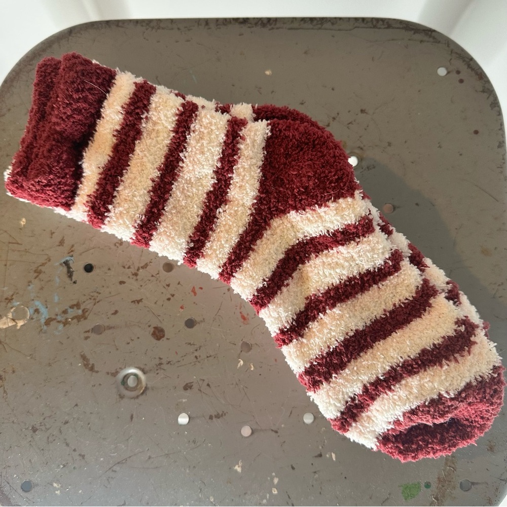 Cuddl Duds Plushfill Lounge Socks in Pink and White 3 Pair - Picture 4 of 7